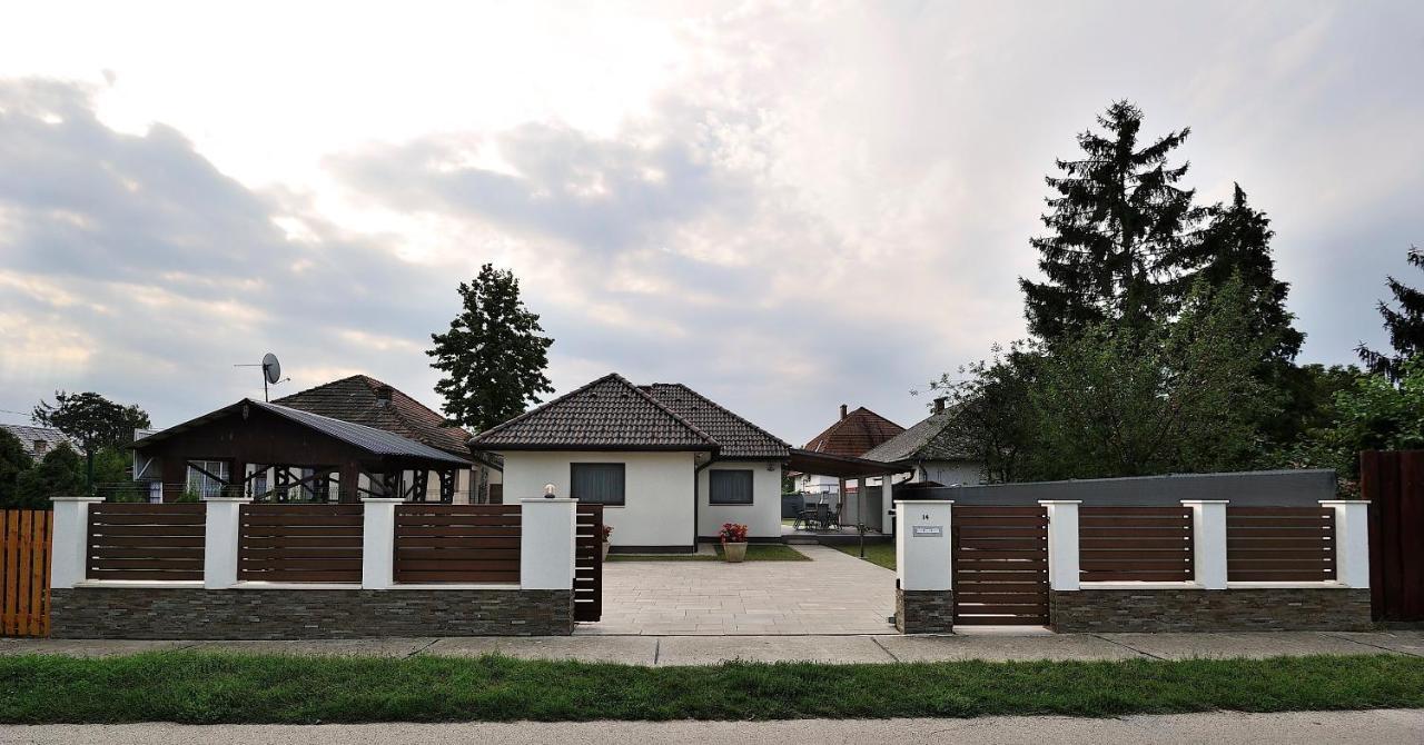 Laura Villa Balatonlelle Exterior foto
